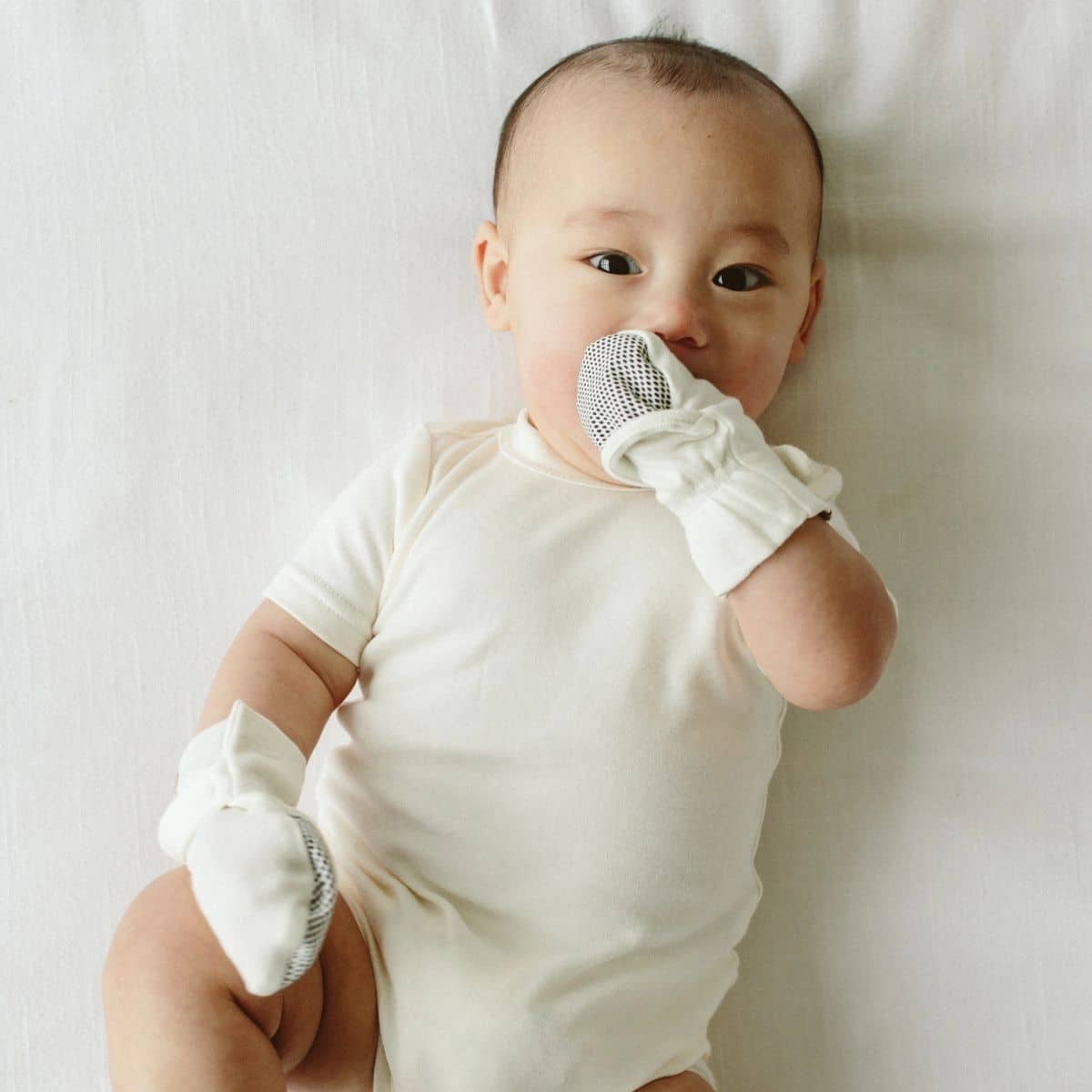 Goumi Stay On Baby Mitts - Cloud
