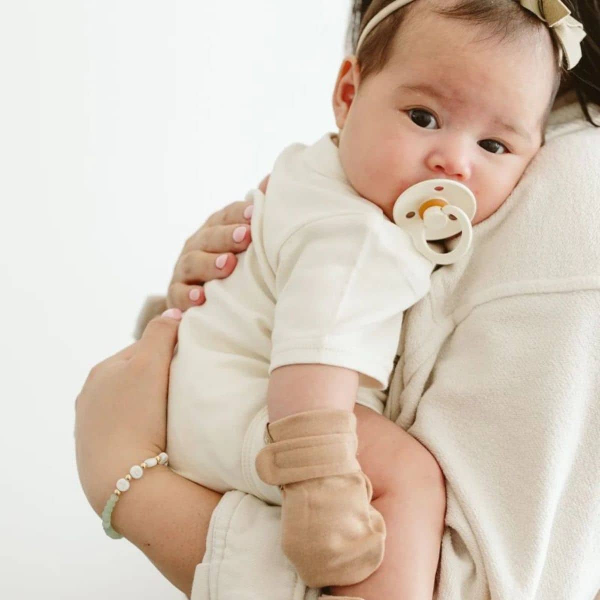 Goumi Stay On Baby Mitts - Sandstone