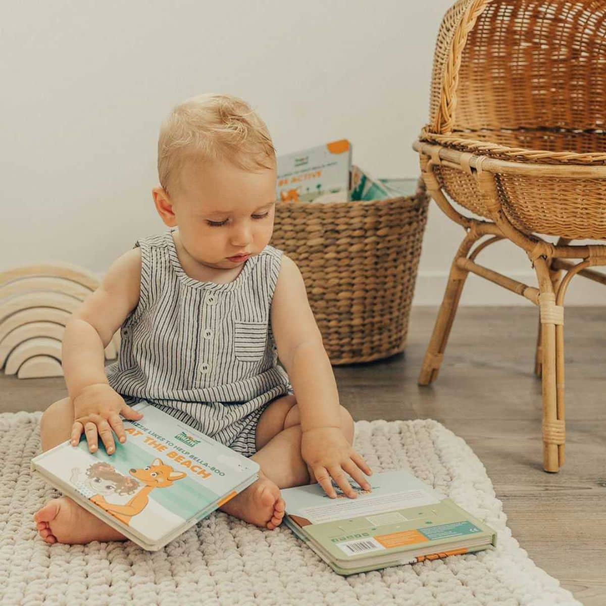 Mizzie the Kangaroo - Touch & Feel Book - At the Beach