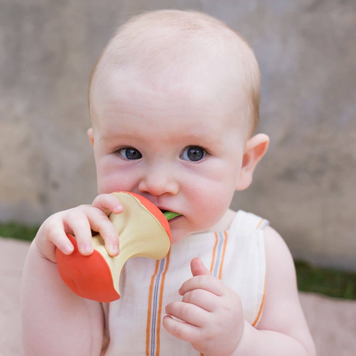 Oli & Carol Natural Rubber Teether - Pepa the Apple