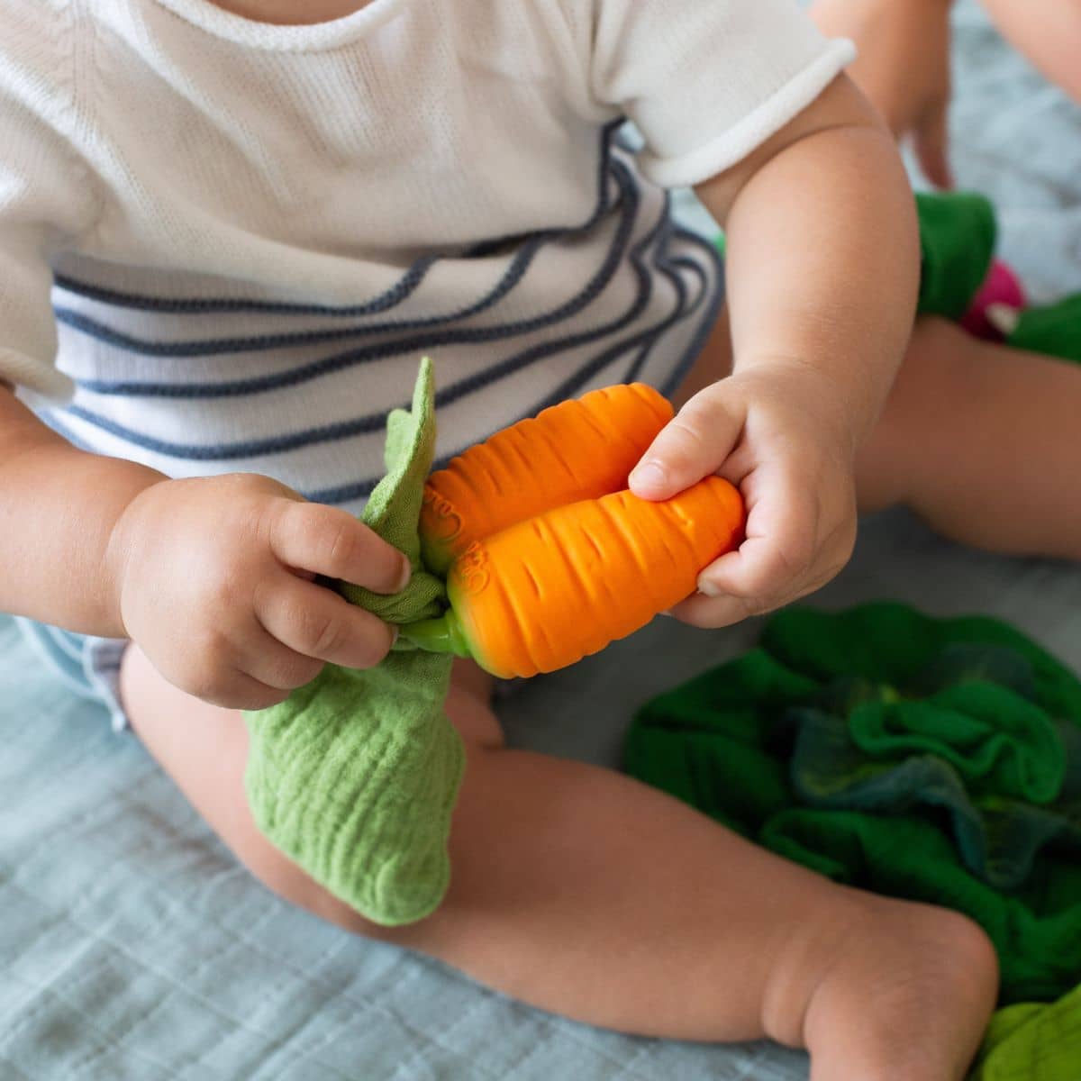 oli + carol cathy the carrot mini doudou teether - Little