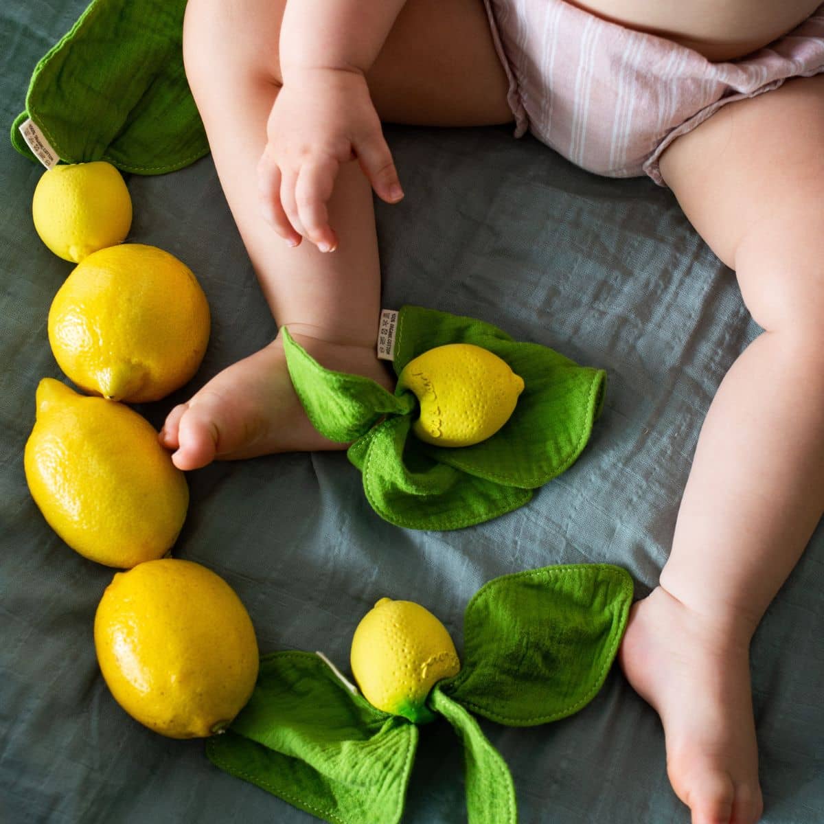 Oli&Carol peluche de dentition en tissu john de lemon Oli&Carol peluche de dentition en tissu john de lemon