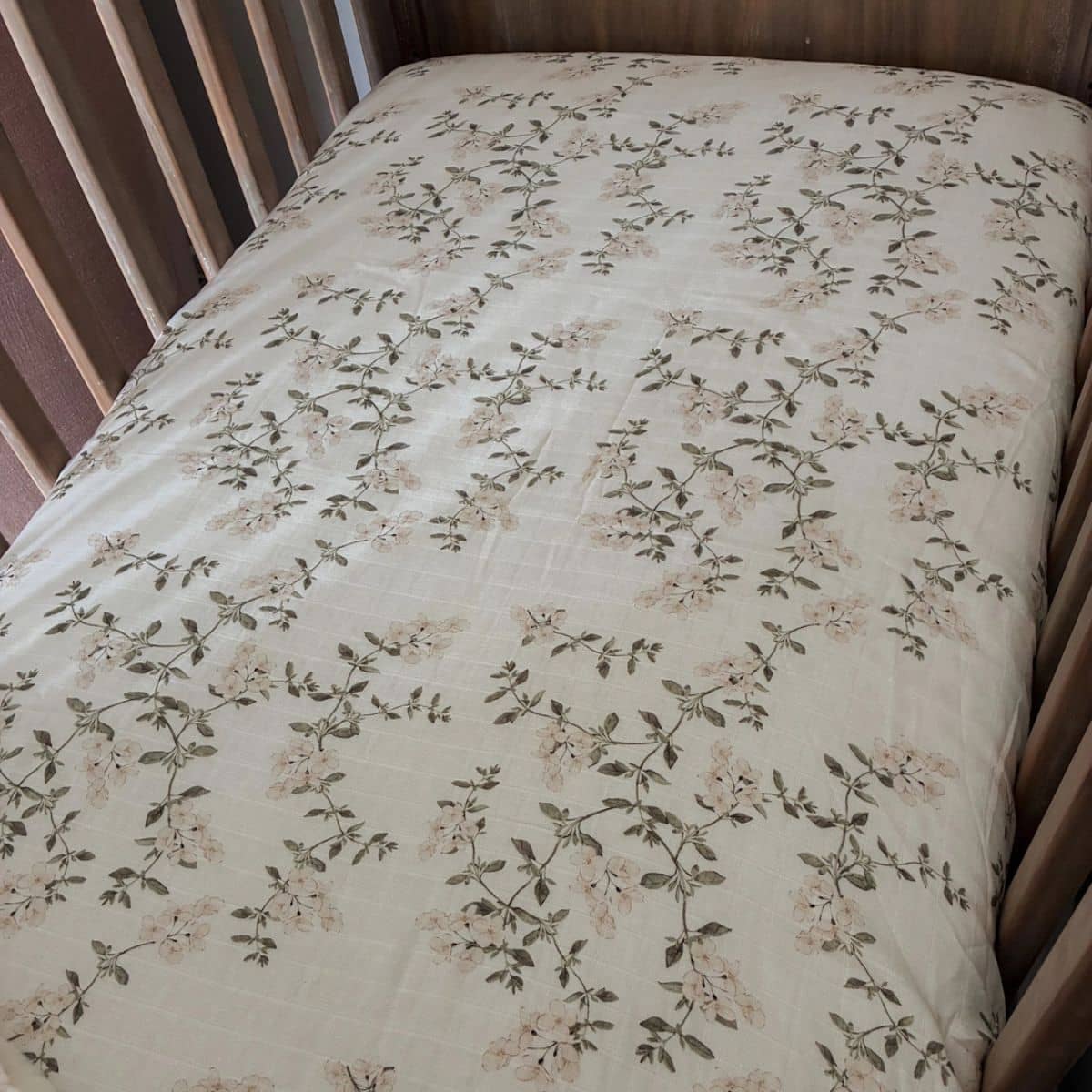 Pop Ya Tot Fitted Cotton Muslin Cot Sheet - Fleur Blanche