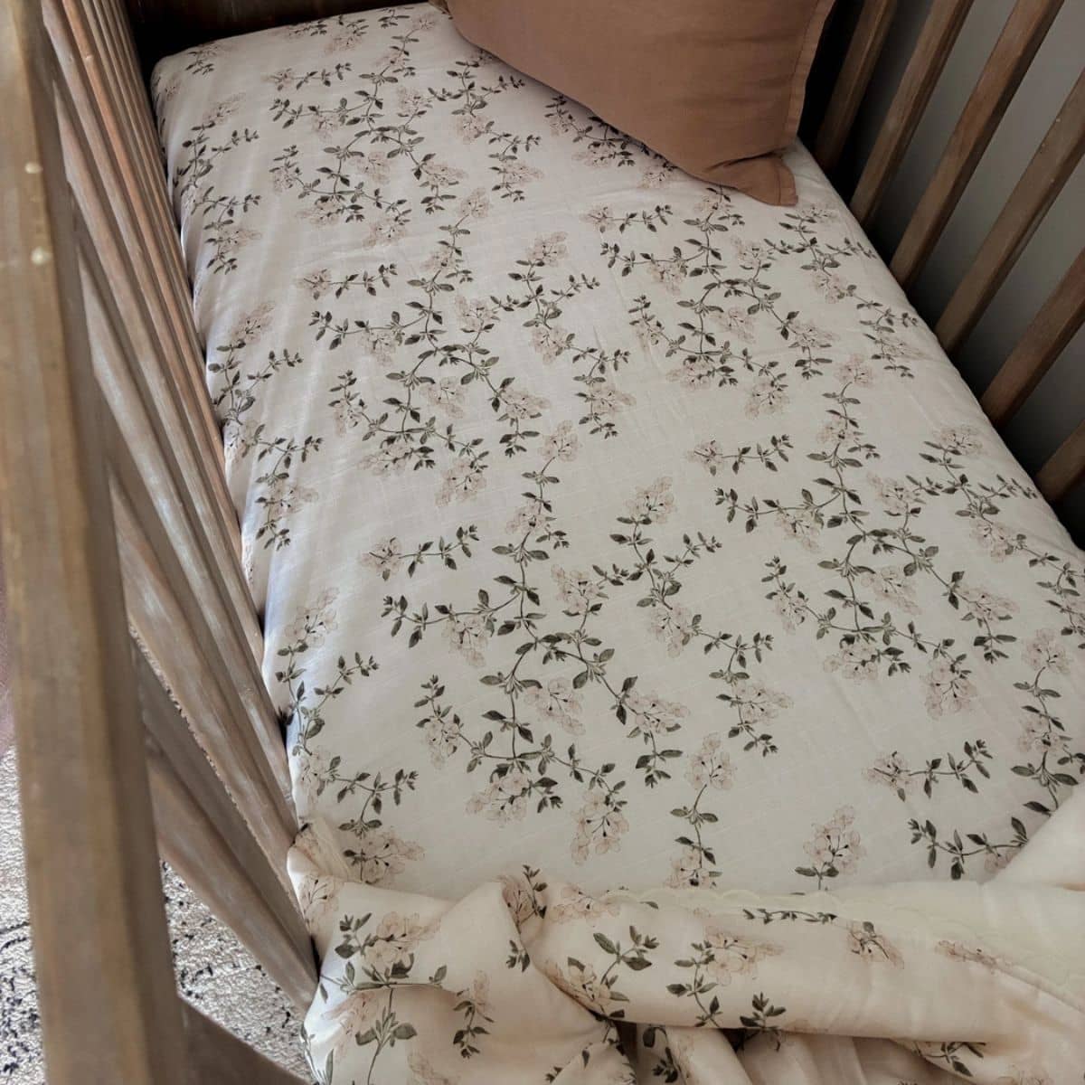 Pop Ya Tot Fitted Cotton Muslin Cot Sheet - Fleur Blanche