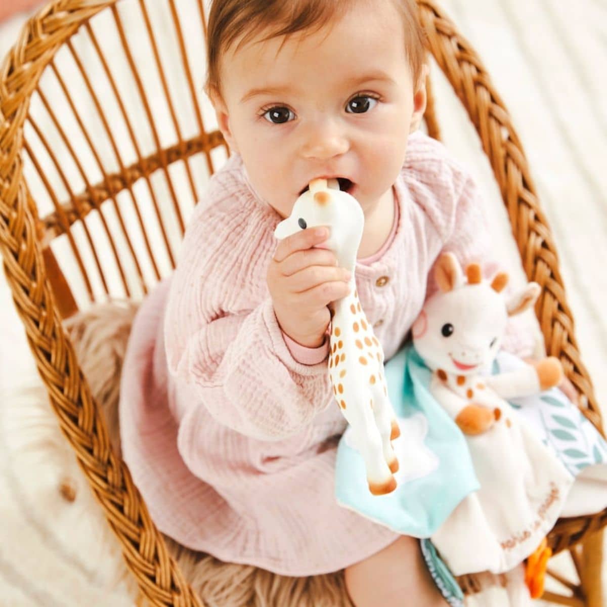 Vulli Sophie the Giraffe and Comforter Gift Set